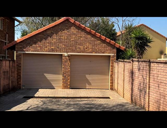 2 bed property to rent in WILLOW PARK MANOR